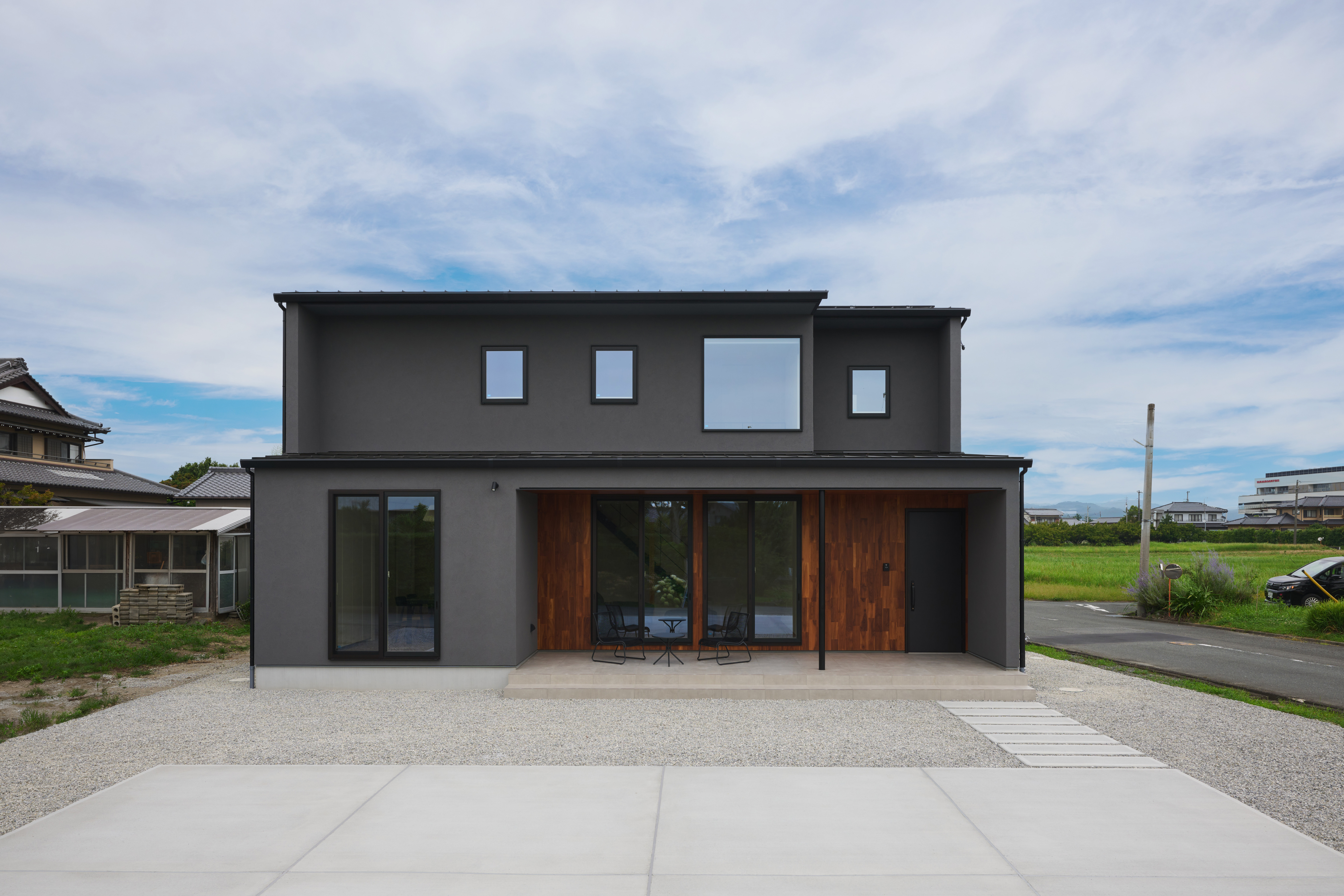 光をまとう、塗り壁とチークの家