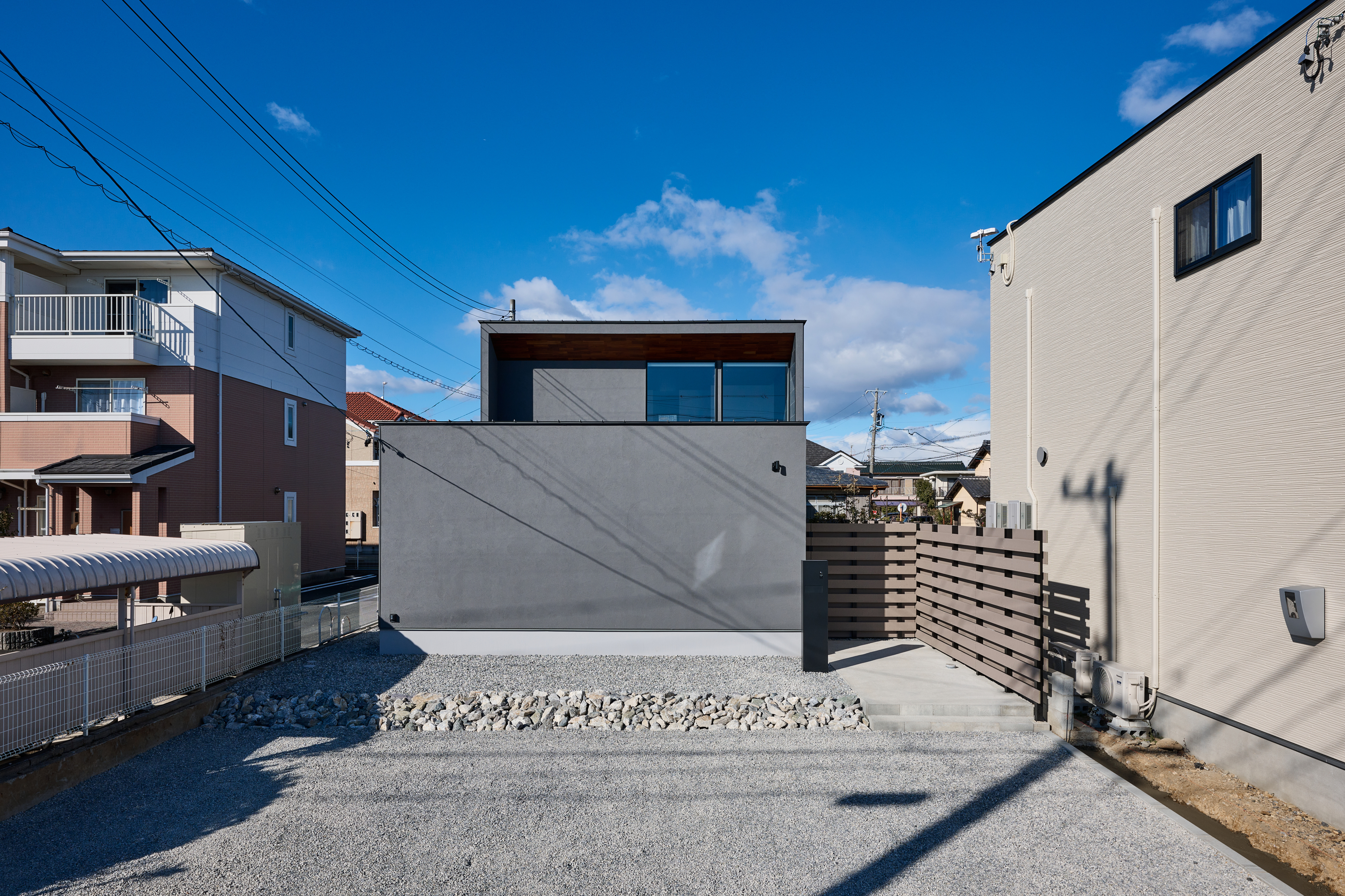 外に閉じ、内にひらく。